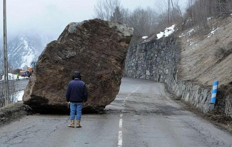 巨大的岩石阻挡去路