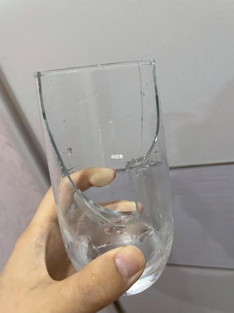 玻璃杯碎了